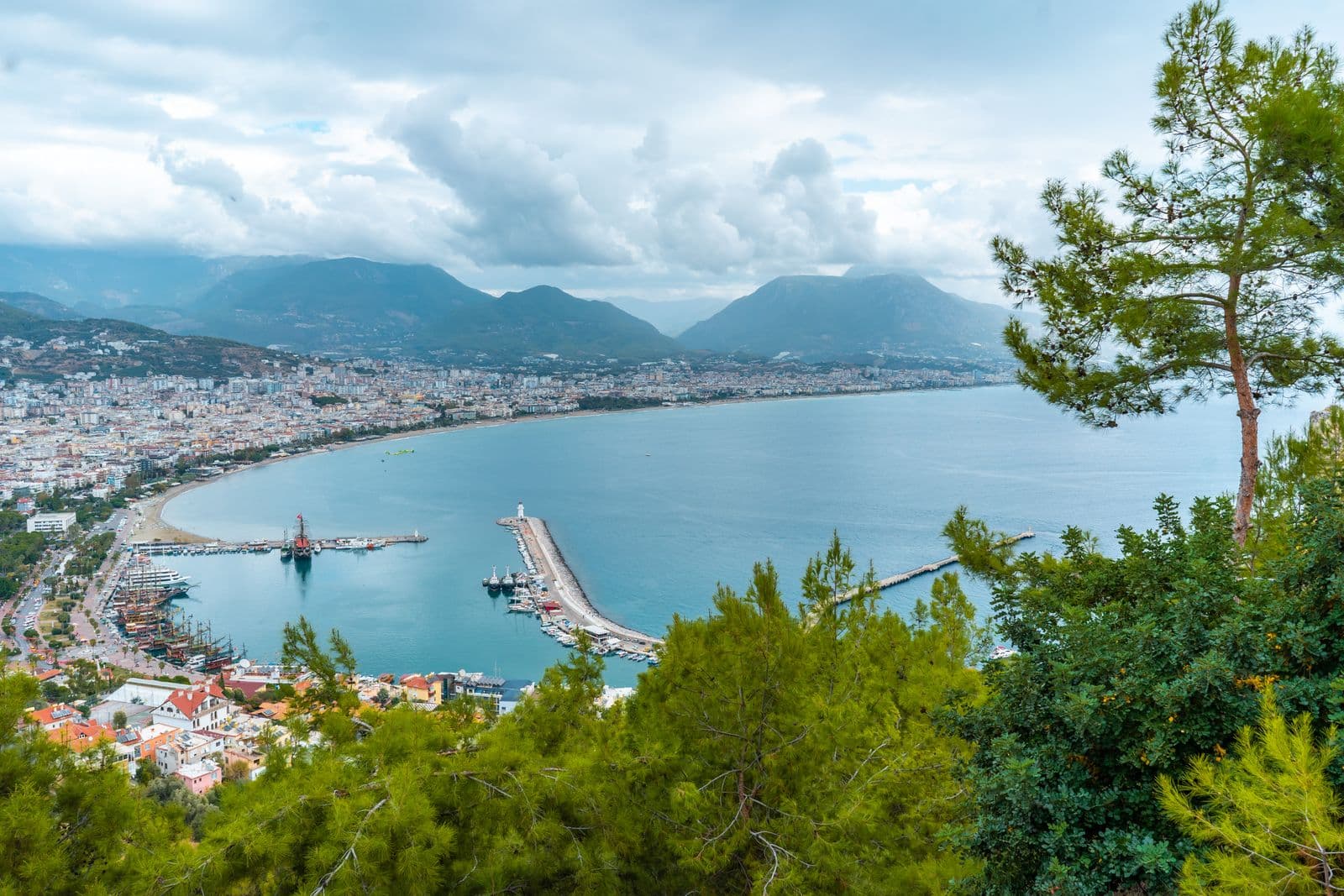 Bucht mit Hafen und Bergen an der türkischen Riviera