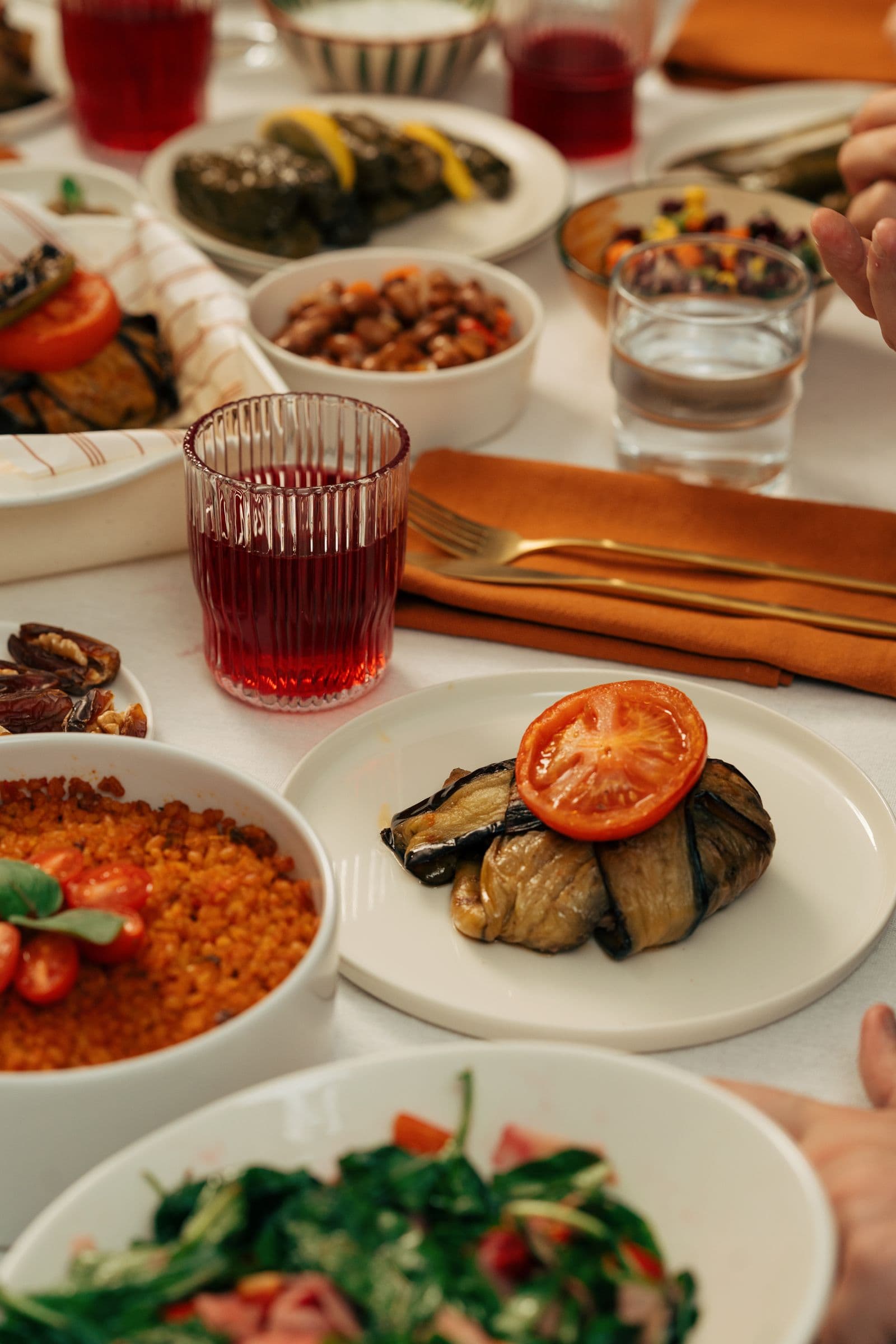Reich gedeckter Tisch mit gemeinsamem Essen